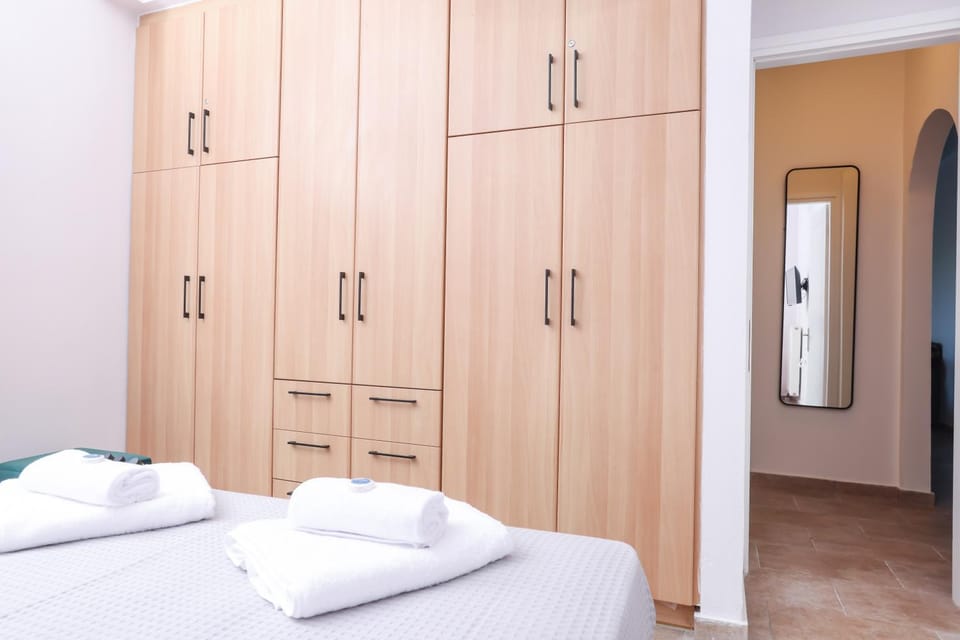 Bed, Bedroom, towels, wardrobe