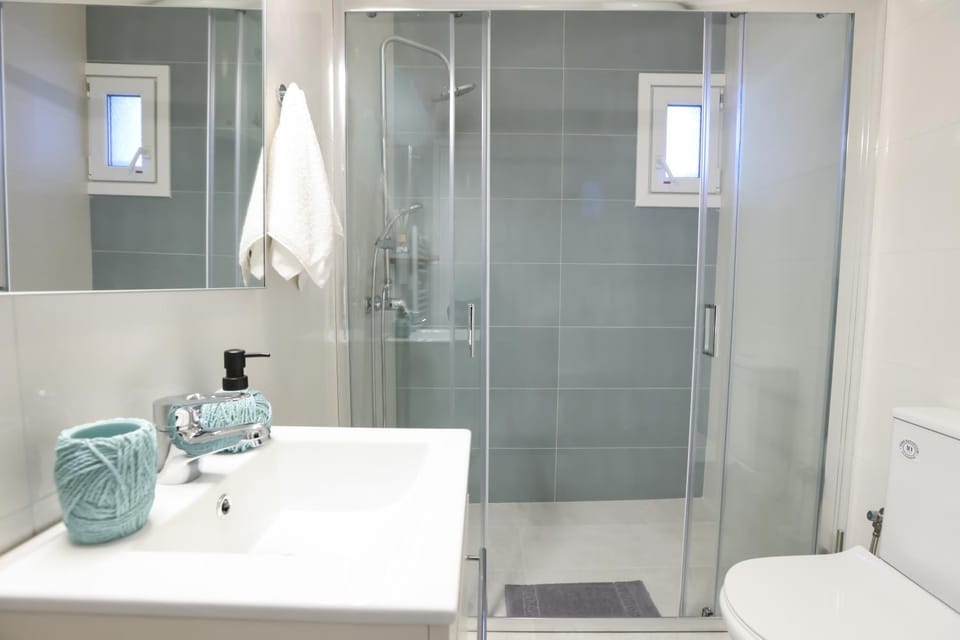 Shower, Toilet, Bathroom, towels