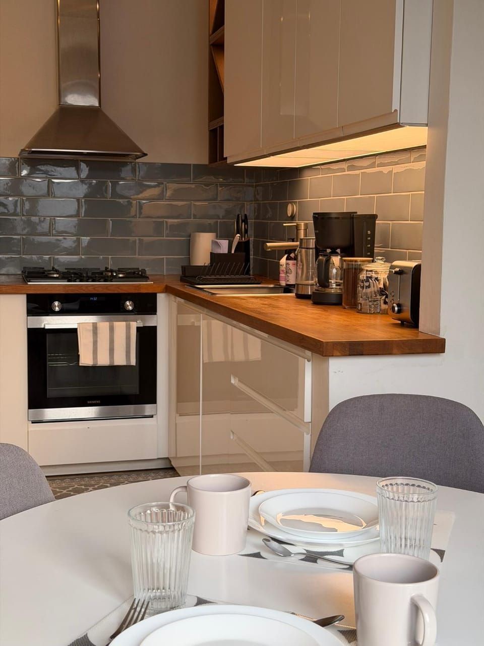Kitchen or kitchenette, Dining area
