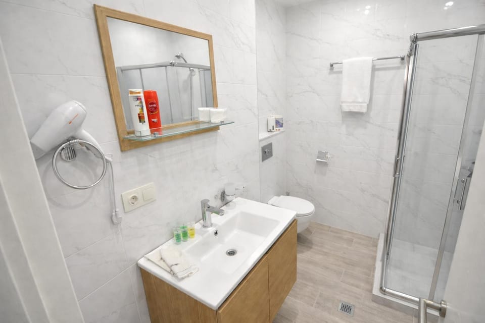 Shower, Toilet, Bathroom, towels