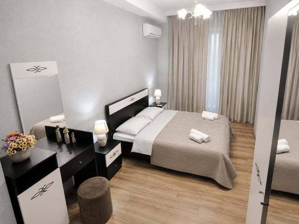 Bed, Photo of the whole room, Bedroom, hair dresser, towels