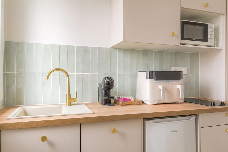 Coffee/tea facilities, Kitchen or kitchenette, stove, toaster