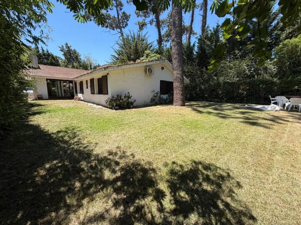 Spacious vacation home, 4BR with large garden,classic chalet style, San Rafael,Punta del Este House in Punta del Este