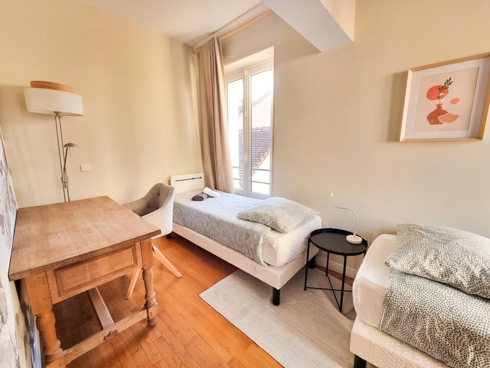 Bed, Photo of the whole room, Seating area, Bedroom