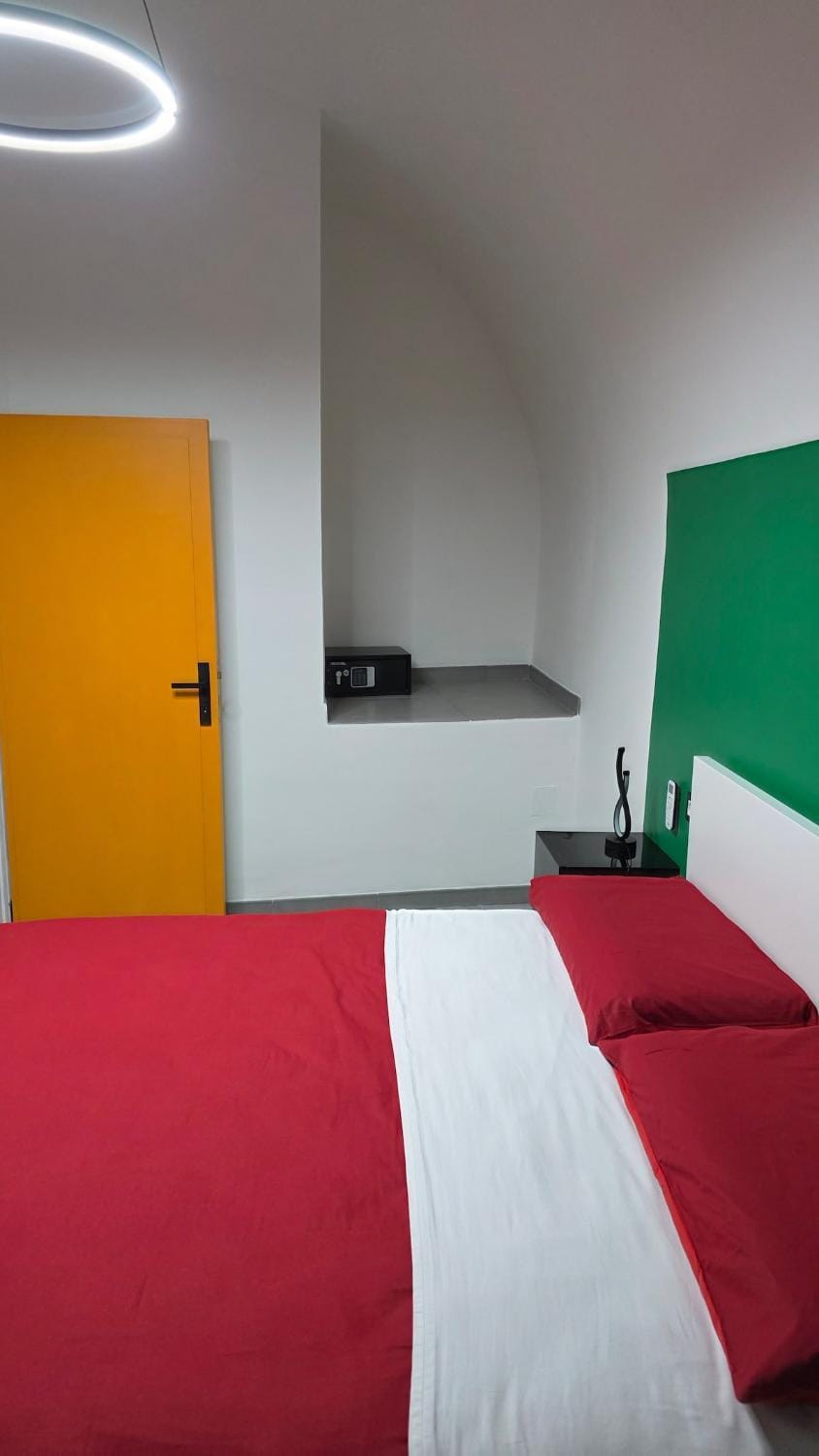 Bed, Photo of the whole room, Bedroom, safe