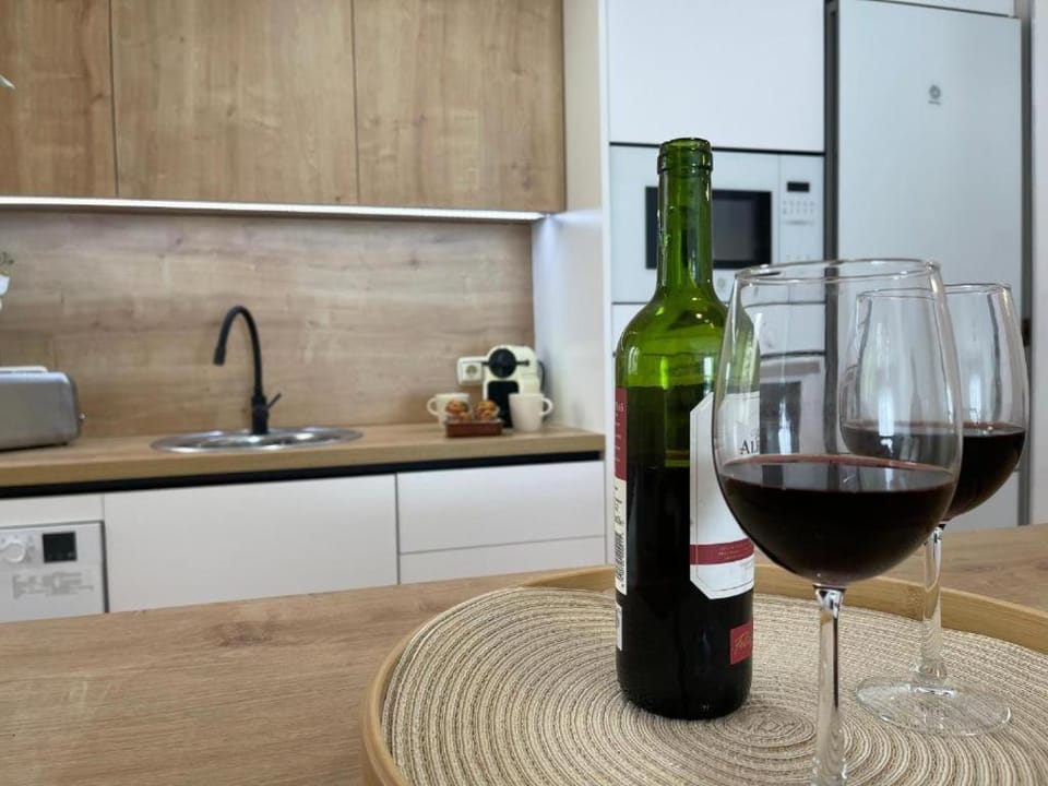Kitchen or kitchenette, Food and drinks, Dining area
