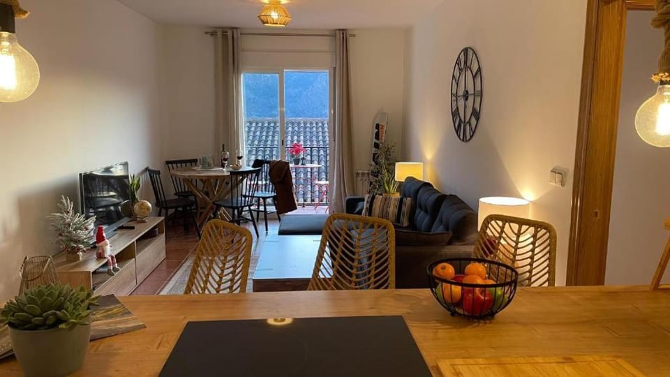 TV and multimedia, Living room, Seating area, Dining area