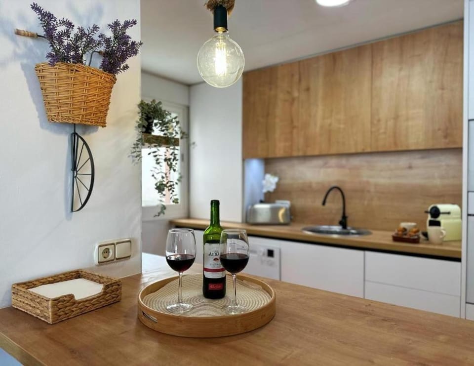 Coffee/tea facilities, Kitchen or kitchenette, Food and drinks, Dining area, Drinks, stove