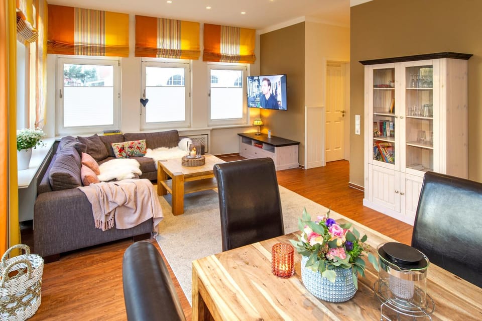 TV and multimedia, Living room, Seating area, Dining area, Evening entertainment