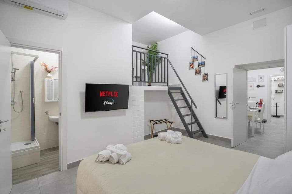 Historic Center - Elegant 2 Bedrooms, 2 Baths for 5 People Apartment in Naples