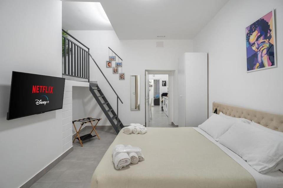 Historic Center - Elegant 2 Bedrooms, 2 Baths for 5 People Apartment in Naples