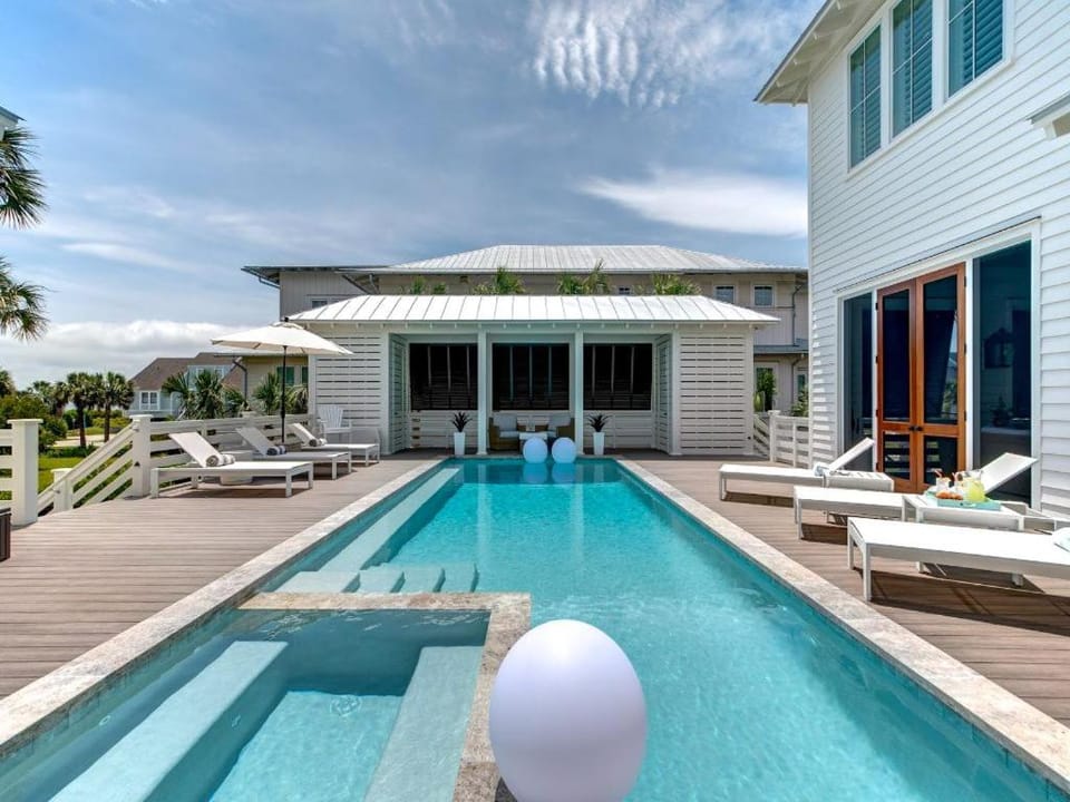 Brand New Luxury 6 bedrooms, 7.5 bathrooms, pool, spa, elevator, ocean views House in Isle of Palms