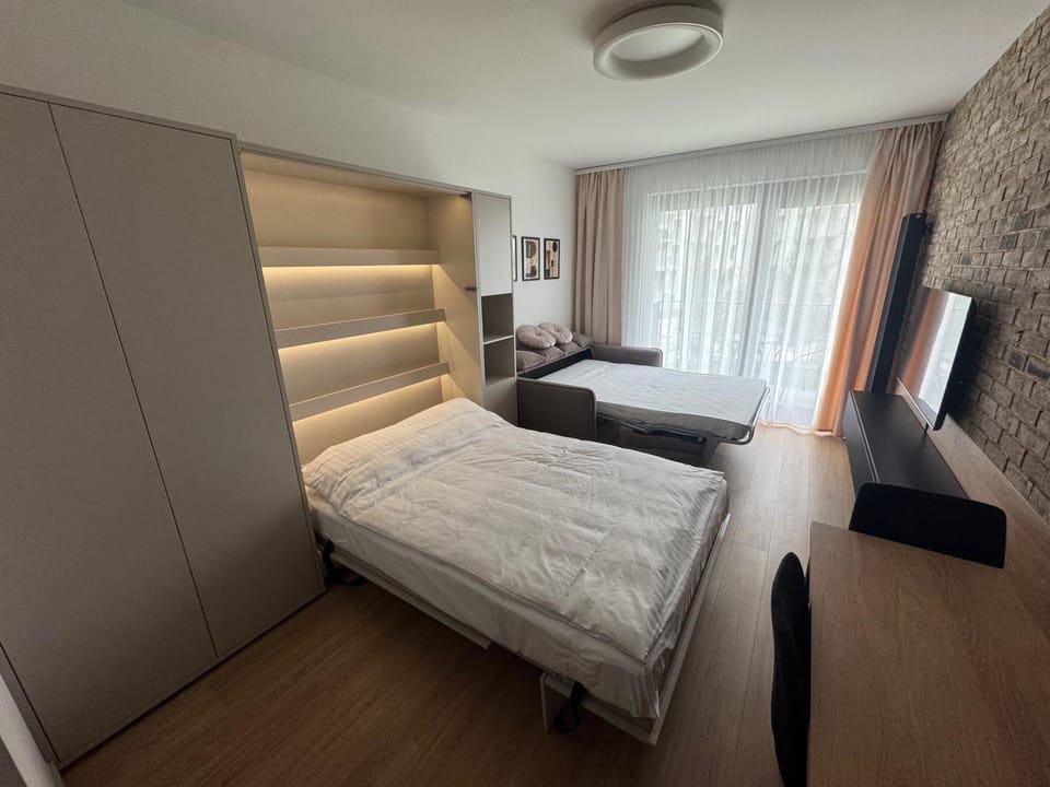 Bed, TV and multimedia, Photo of the whole room, wardrobe