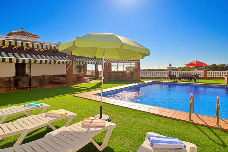 Property building, Swimming pool, sunbed