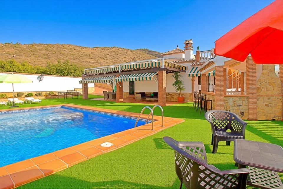Property building, Swimming pool, sunbed