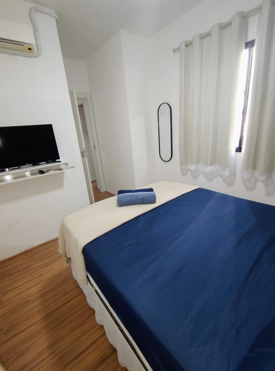 Bed, TV and multimedia, Photo of the whole room, Bedroom, air conditioner