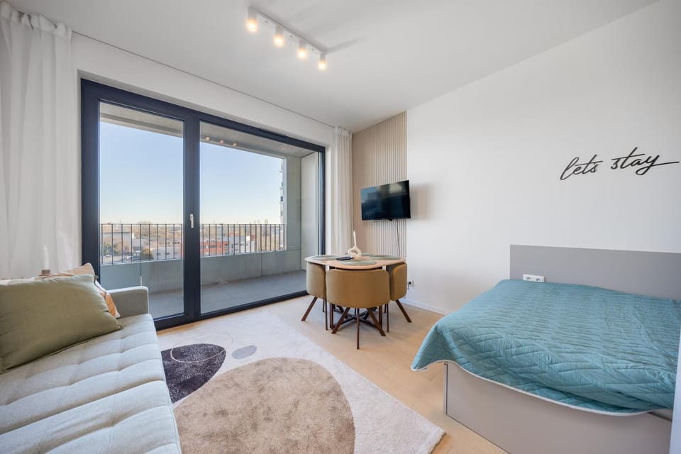 Communal lounge/ TV room, Bed, TV and multimedia, Living room, Photo of the whole room, Seating area, Evening entertainment, Bedroom