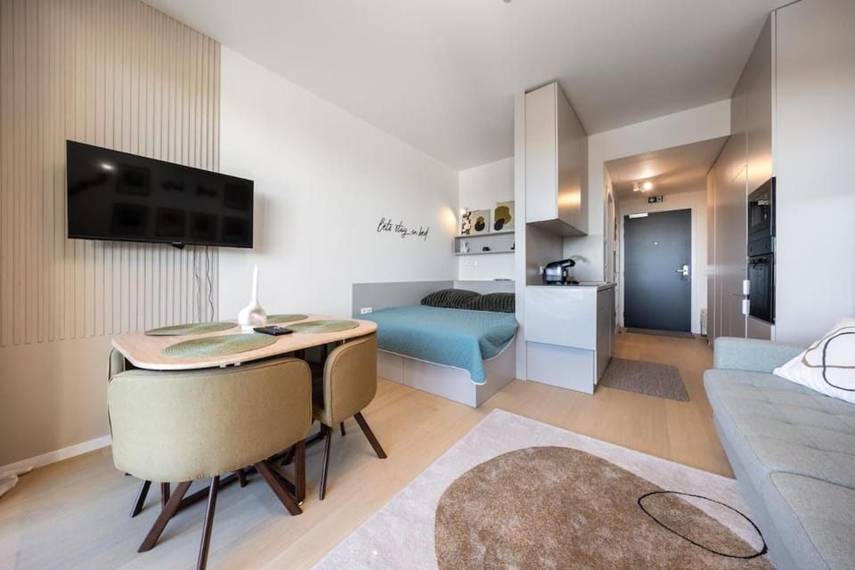 Communal lounge/ TV room, Bed, TV and multimedia, Kitchen or kitchenette, Living room, Photo of the whole room, Seating area, Evening entertainment, Bedroom, hair dresser, wardrobe