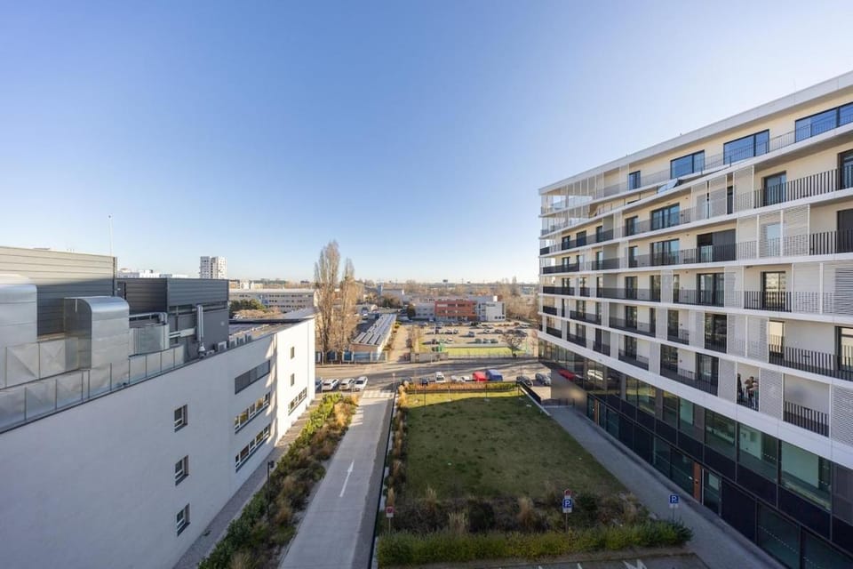 Property building, Spring, Day, Neighbourhood, Natural landscape, City view, Street view, Location, Parking