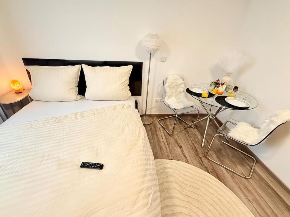 Bed, Dining area