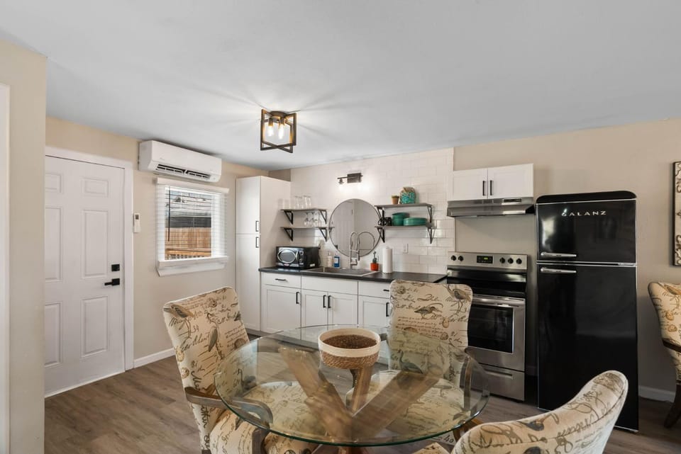 Coffee/tea facilities, Kitchen or kitchenette, Dining area, oven, pet friendly, stove, toaster