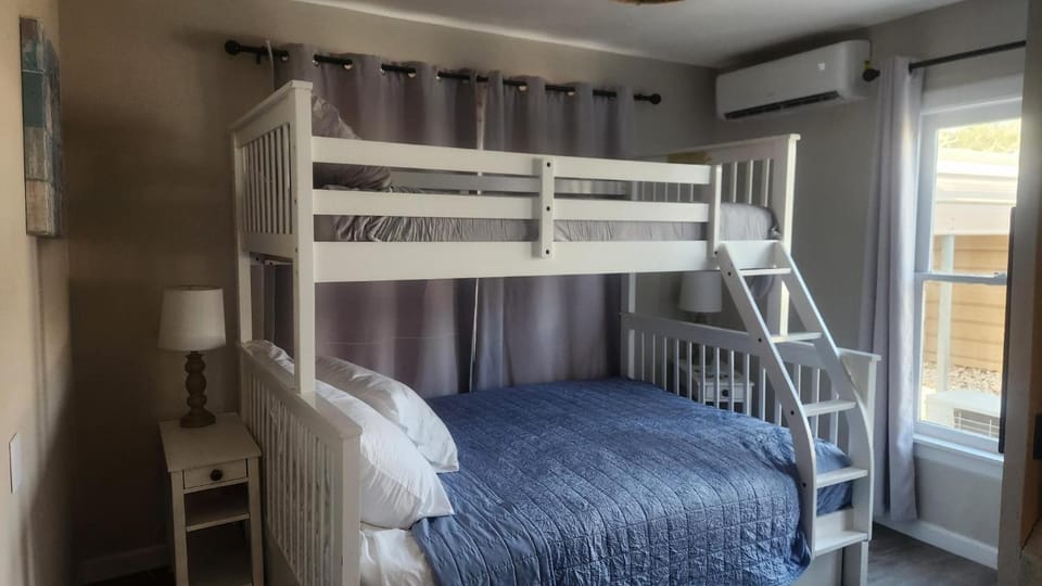 Bedroom, bunk bed, air conditioner