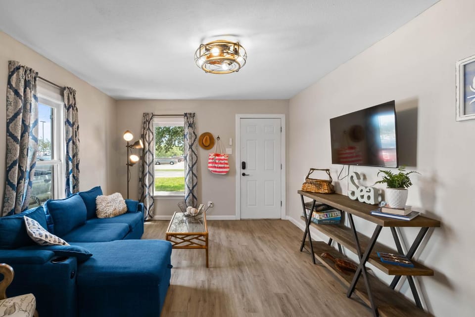 TV and multimedia, Living room, Seating area, Evening entertainment