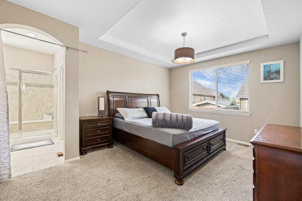Photo of the whole room, Bedroom