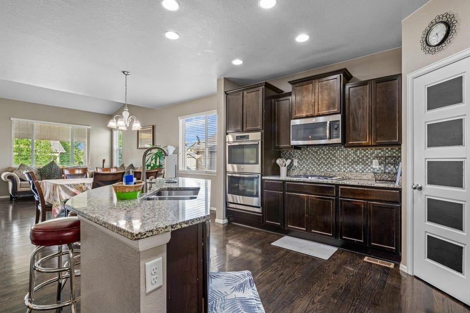 Kitchen or kitchenette, Dining area, stove