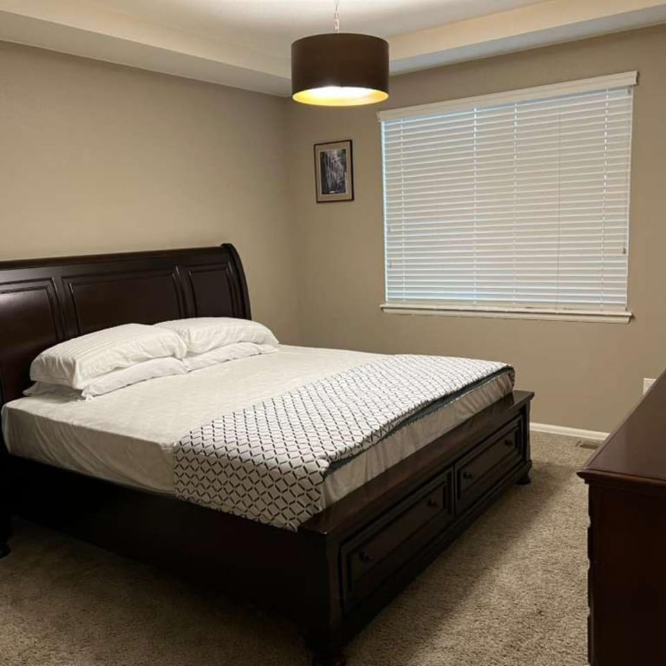 Photo of the whole room, Bedroom