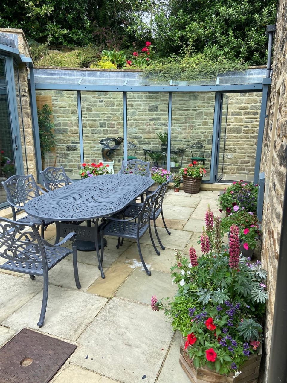 Garden annexe in Hathersage centre with parking Apartment in Sheffield