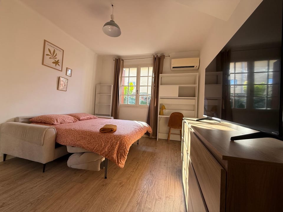 Bed, TV and multimedia, Photo of the whole room, Bedroom, air conditioner