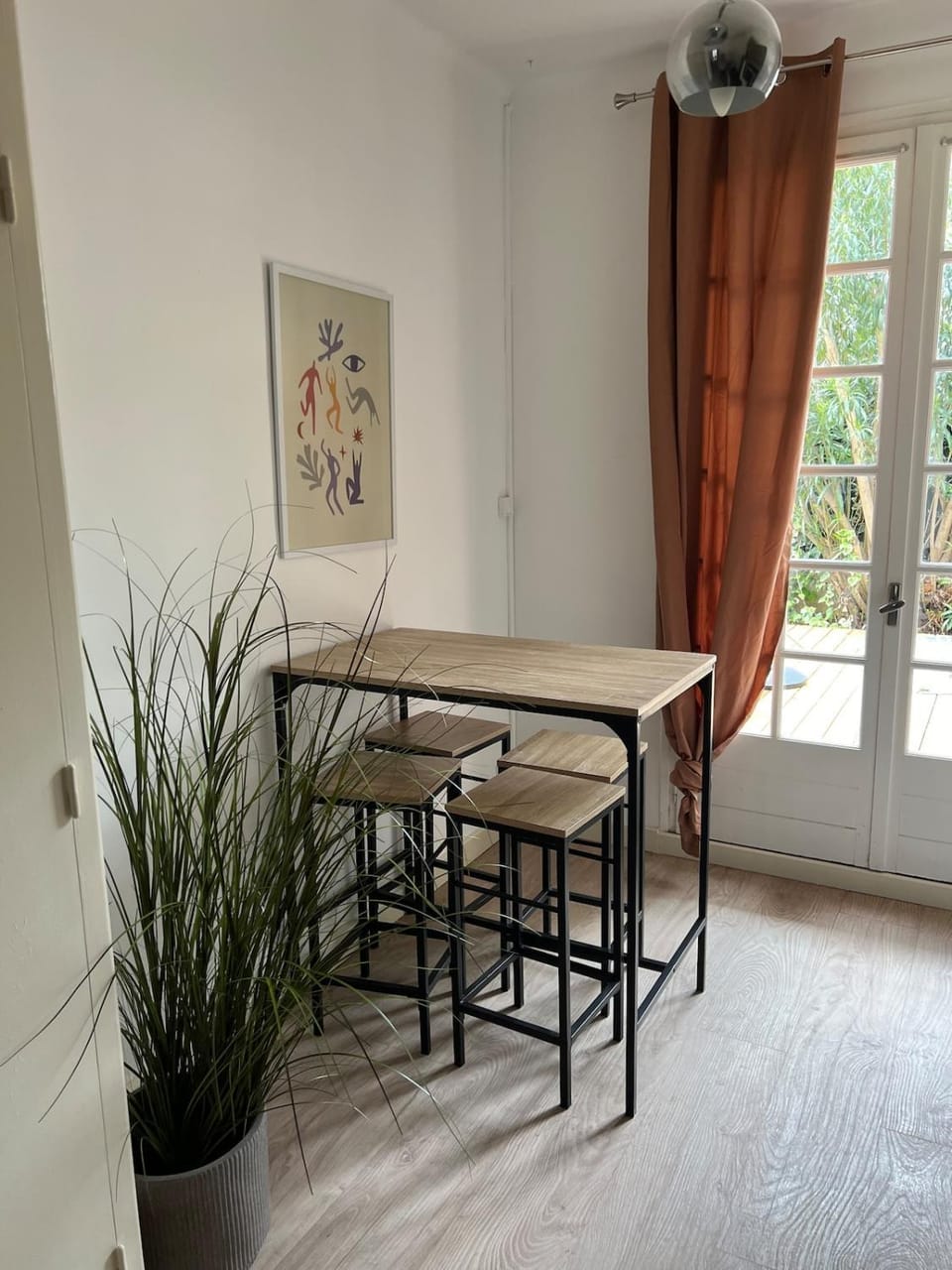 Seating area, Dining area