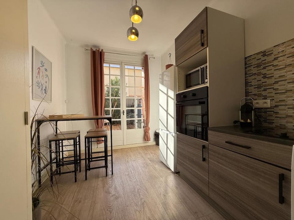 Kitchen or kitchenette, Dining area