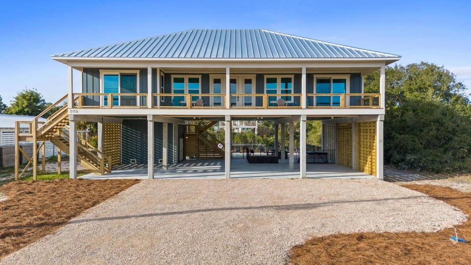 House of Cards-New Construction-Private Pool-Hot Tub House in Saint George Island