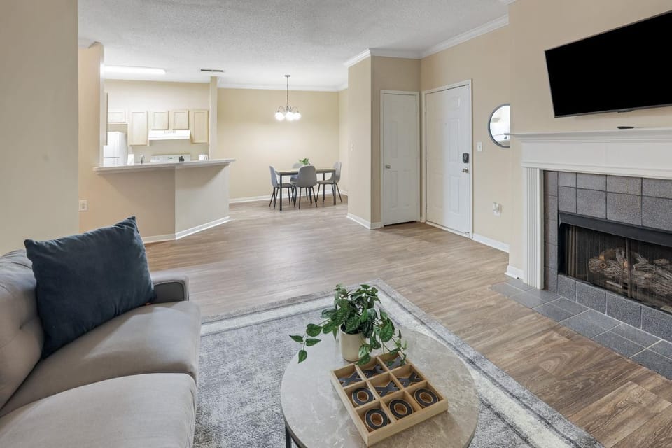 Cozy Retreat w Balcony & Modern Comforts Apartment in Homewood