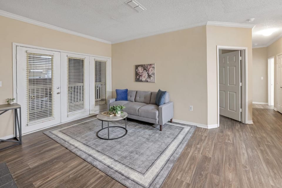 Cozy Retreat w Balcony & Modern Comforts Apartment in Homewood
