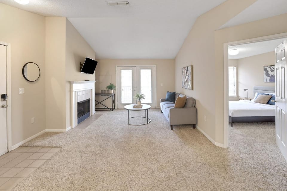 Modern Comfort w Balcony, Kitchen & WiFi Apartment in Homewood