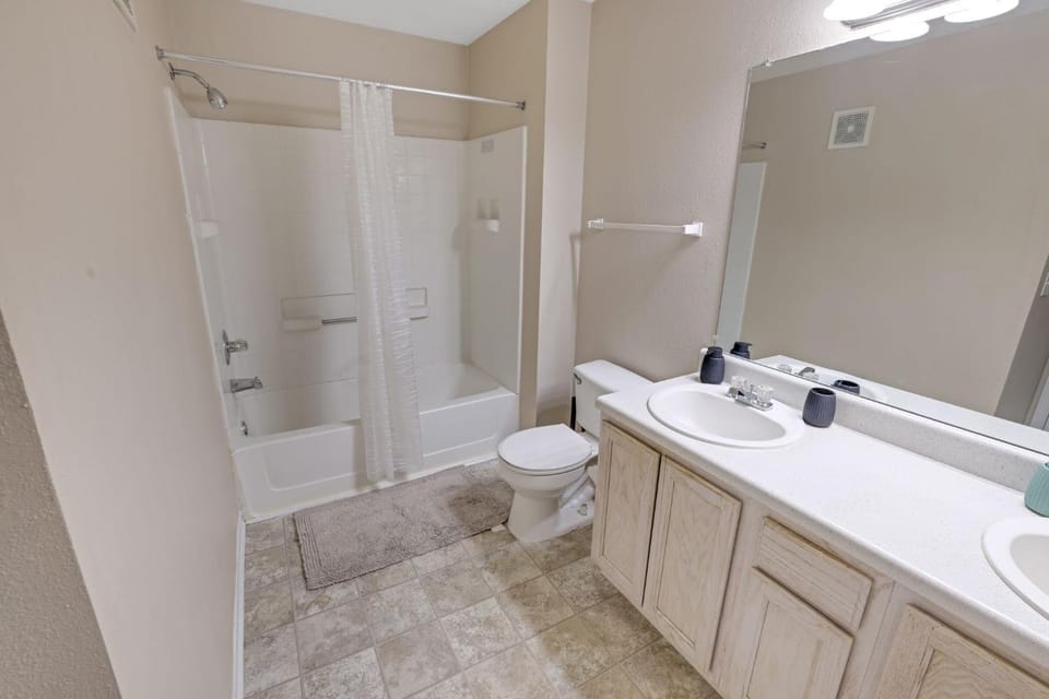 Modern Comfort w Balcony, Kitchen & WiFi Apartment in Homewood