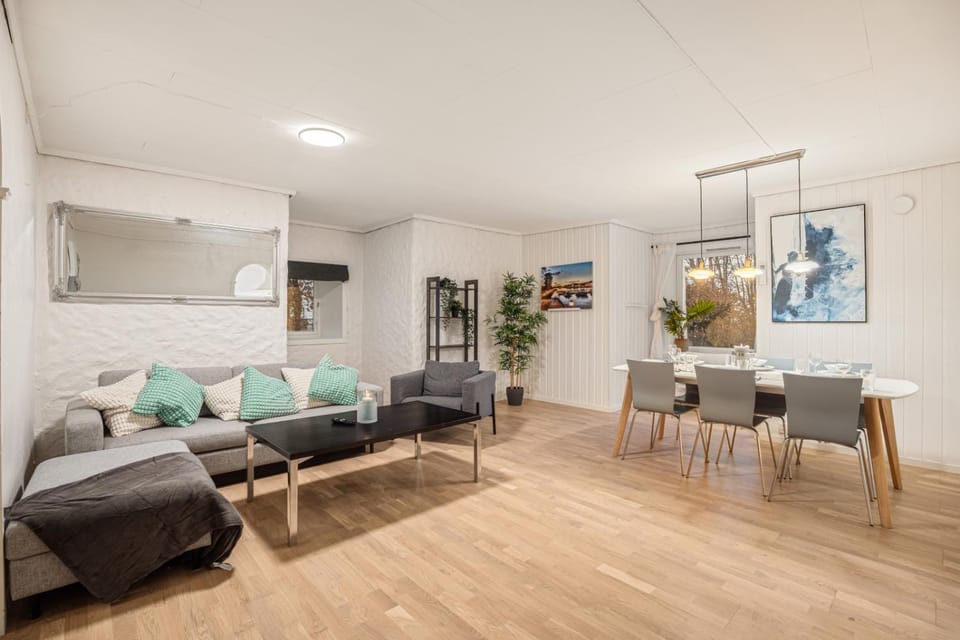 TV and multimedia, Living room, Seating area, Dining area