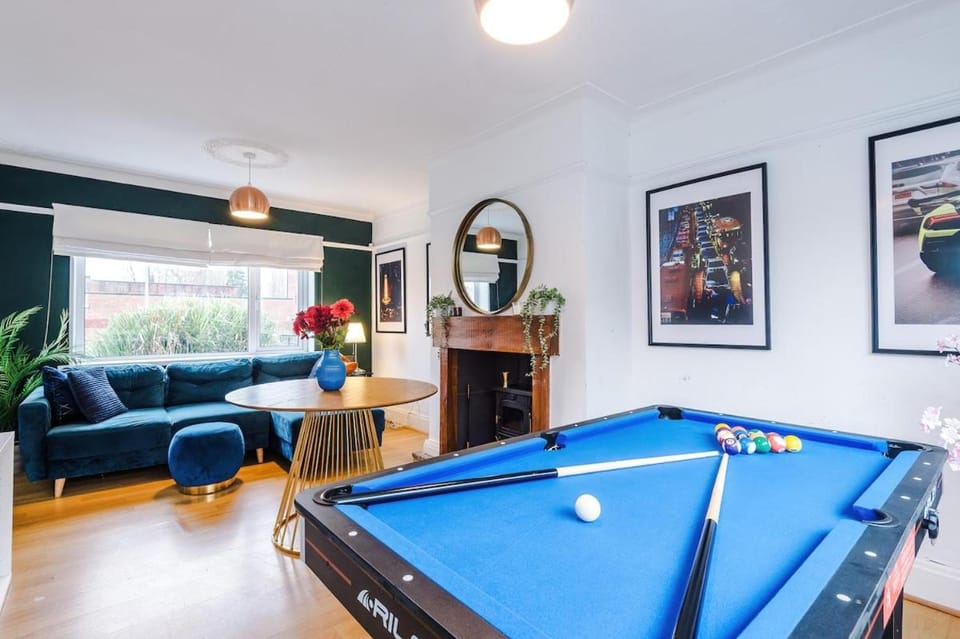 Stylish Home, Sleeps 7, Pool Table, Free Parking, Free Wi-Fi, Full Kitchen, Perfect for Groups Apartment in Salford