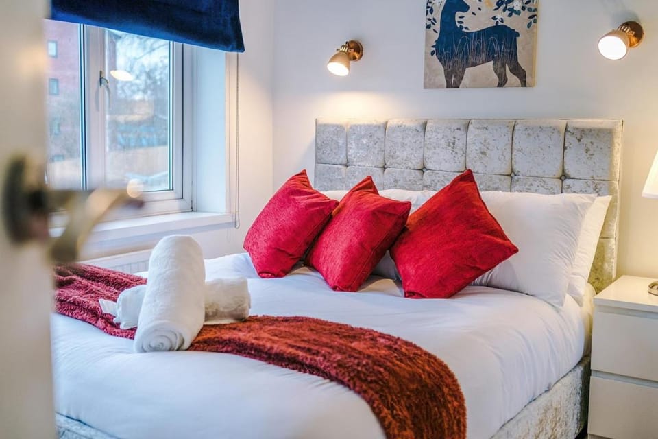 Stylish Home, Sleeps 7, Pool Table, Free Parking, Free Wi-Fi, Full Kitchen, Perfect for Groups Apartment in Salford