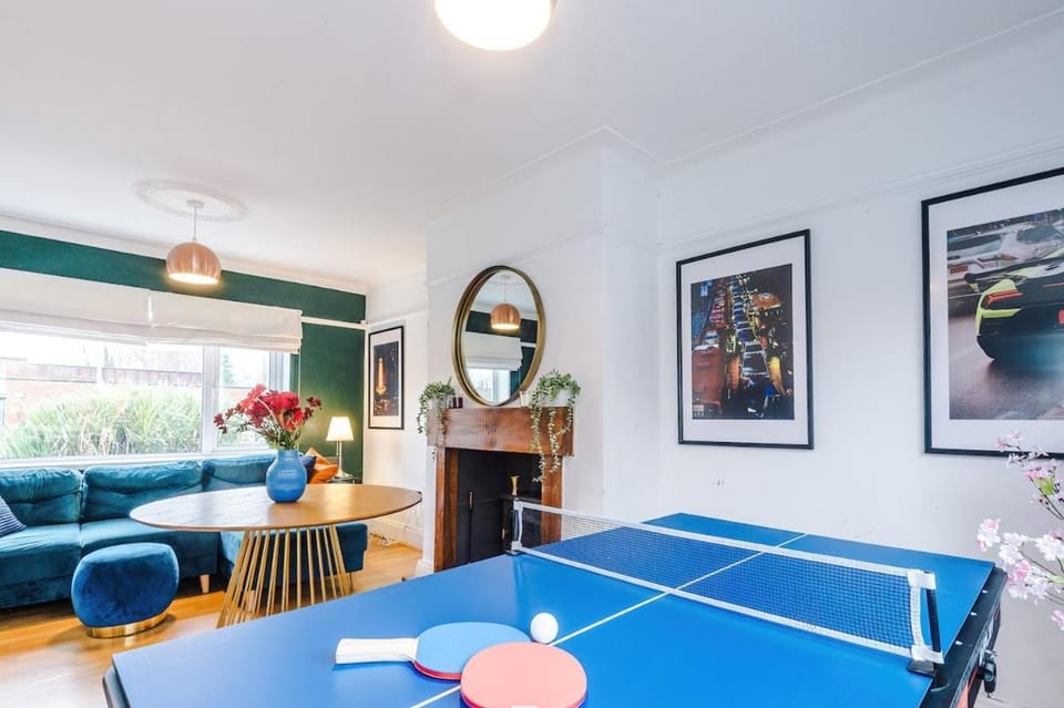 Stylish Home, Sleeps 7, Pool Table, Free Parking, Free Wi-Fi, Full Kitchen, Perfect for Groups Apartment in Salford