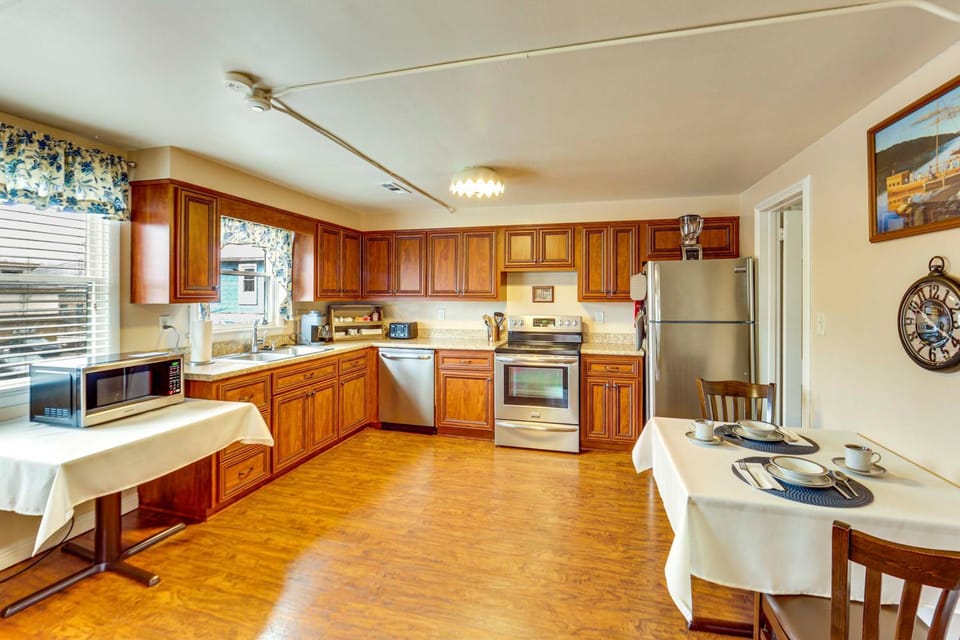 Walk to Shops & Eats: Apt in Downtown Elizabeth Apartment in Pennsylvania