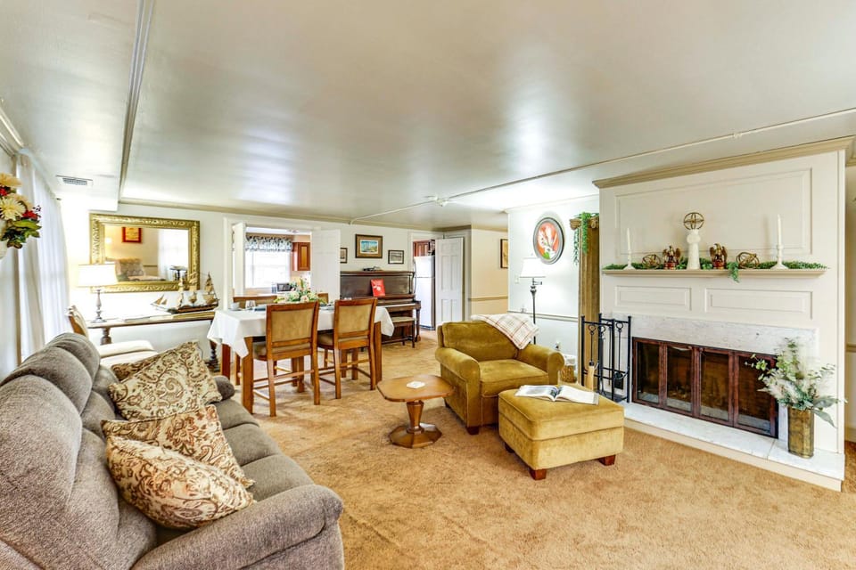 Walk to Shops & Eats: Apt in Downtown Elizabeth Apartment in Pennsylvania
