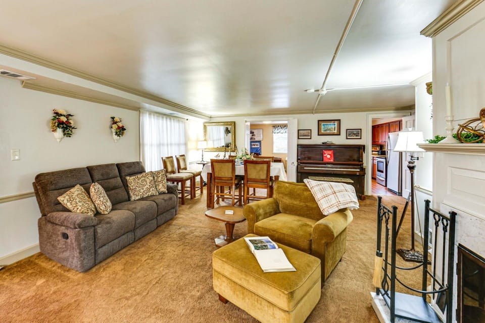 Walk to Shops & Eats: Apt in Downtown Elizabeth Apartment in Pennsylvania