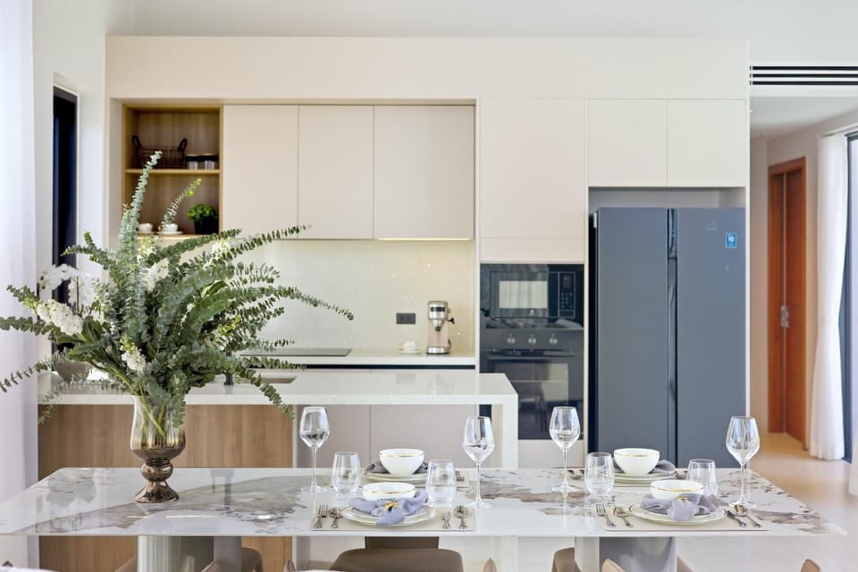 Kitchen or kitchenette, Dining area, oven
