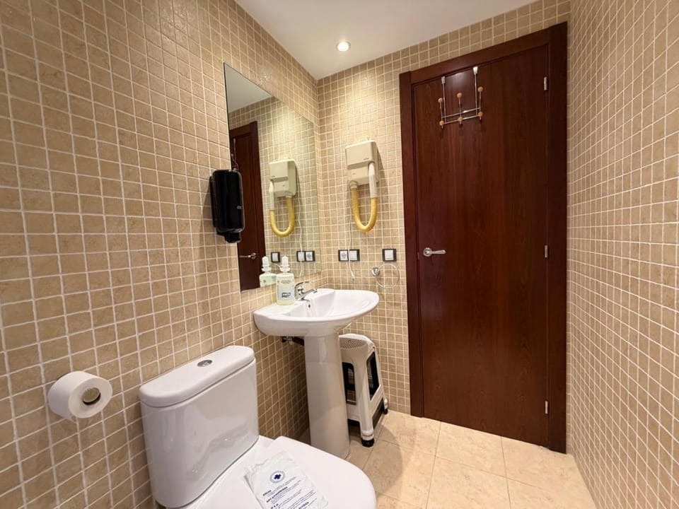 Bathroom, TV and multimedia, hair dryier, wardrobe