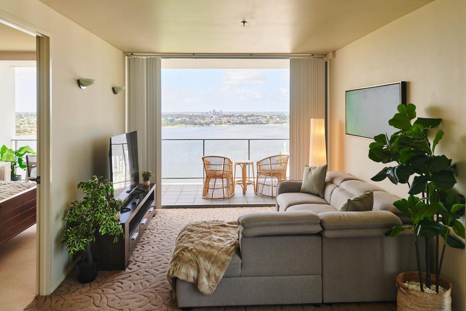 Natural landscape, TV and multimedia, View (from property/room), Balcony/Terrace, Living room, Seating area, River view