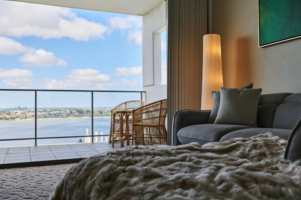 Bed, Natural landscape, TV and multimedia, View (from property/room), Balcony/Terrace, Living room, Seating area, River view